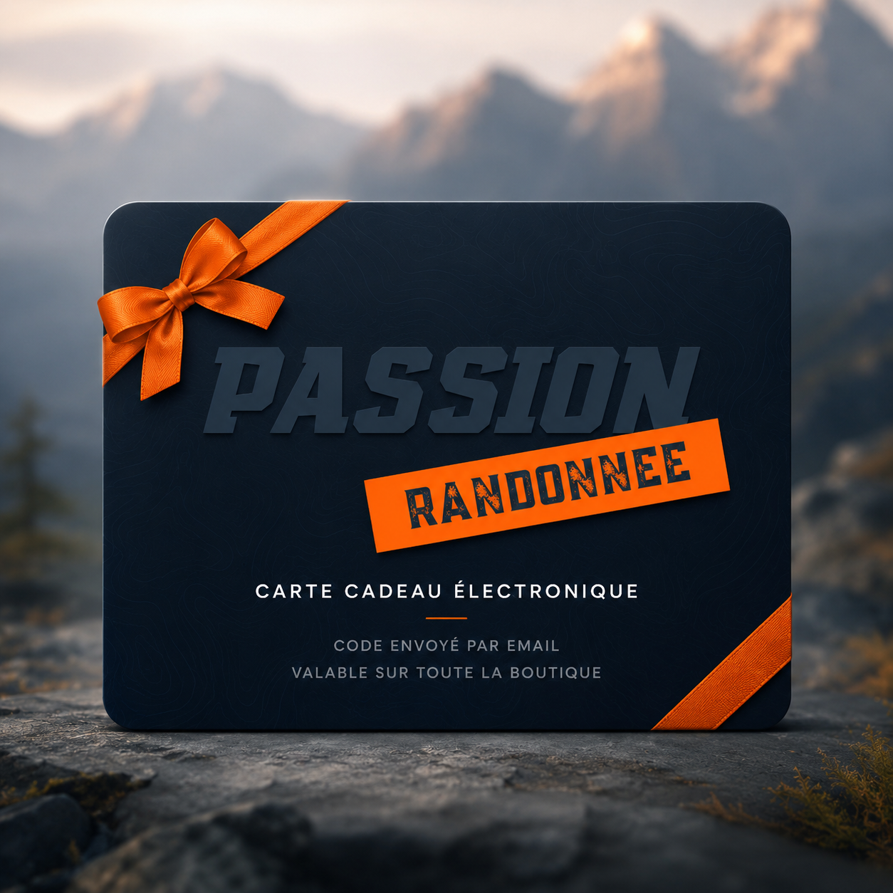 Carte cadeau électronique Passion Randonnée présentée sur un décor de montagne, avec code envoyé par email et valable sur toute la boutique outdoor.