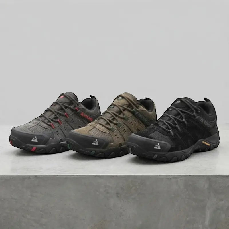 Trois paires de chaussures de randonnée à tige basse présentées de profil, déclinées en gris, marron et noir avec des semelles crantées robustes et des renforts aux orteils.