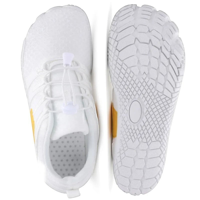 Chaussures de randonnée aquatique blanches avec conception respirante et confort optimal.