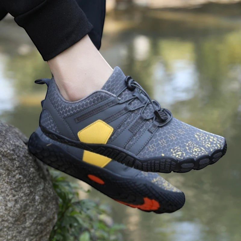 Chaussures de randonnée aquatique gris utilisées près de l’eau avec bonne adhérence sur surface humide.