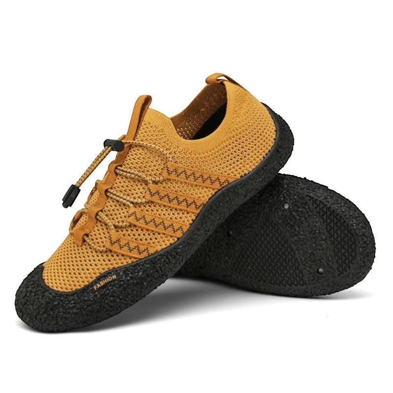 Chaussures de randonnée aquatique jaune légères avec semelle souple et bonne adhérence.