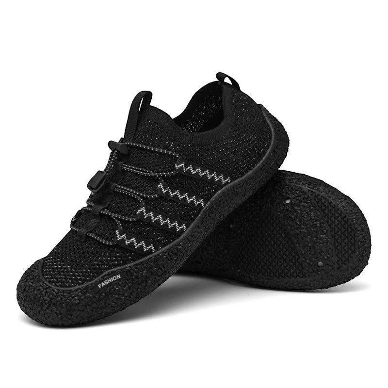 Chaussures de randonnée aquatique noir avec structure simple et semelle antidérapante.