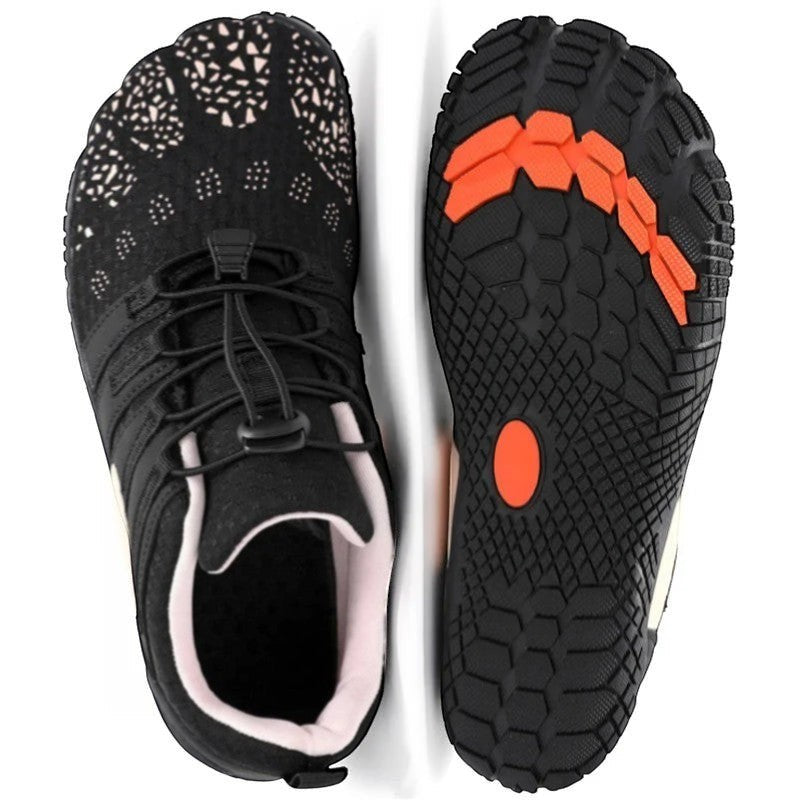 Chaussures de randonnée aquatique noires avec semelle renforcée offrant une bonne traction sur terrain humide.