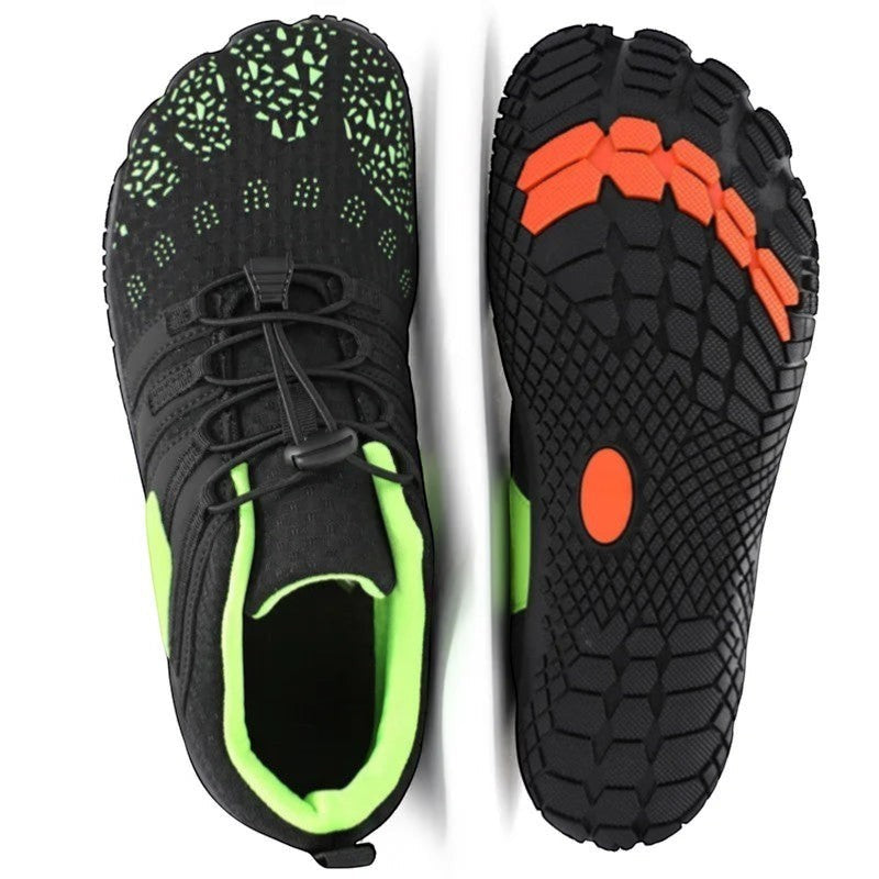 Chaussures de randonnée aquatique noir et vert avec adhérence renforcée et stabilité en extérieur.