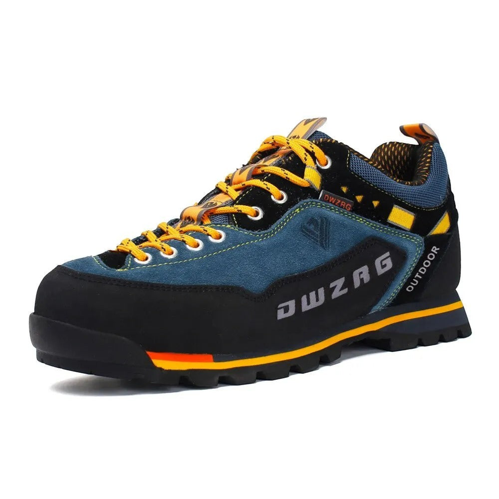 Chaussures de randonnée basses pour homme en noir et bleu sur fond neutre. Ce modèle robuste dispose d’une semelle crantée offrant stabilité et durabilité.