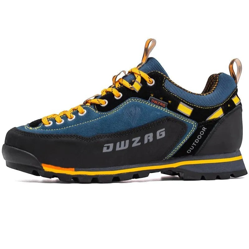 Chaussures de randonnée basses pour homme en noir et bleu vues de profil. Ce modèle dispose d’une semelle crantée assurant une bonne accroche sur terrain sec ou humide.