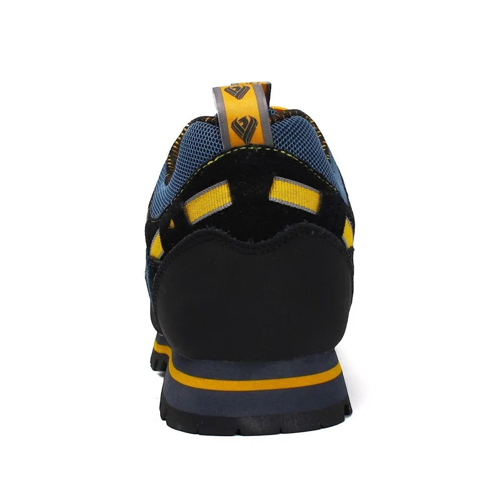 Vue arrière de chaussures de randonnée basses pour homme montrant le maintien du talon et la semelle crantée. Ce modèle assure stabilité et confort lors des déplacements.