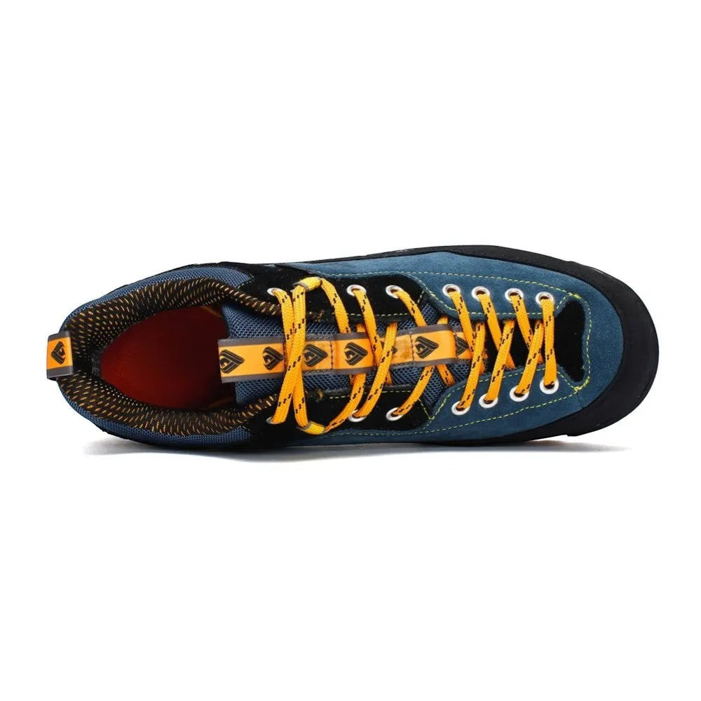 Vue dessus de chaussures de randonnée basses pour homme avec lacets orange. Ce modèle offre un bon ajustement et un confort optimal pour les longues marches.