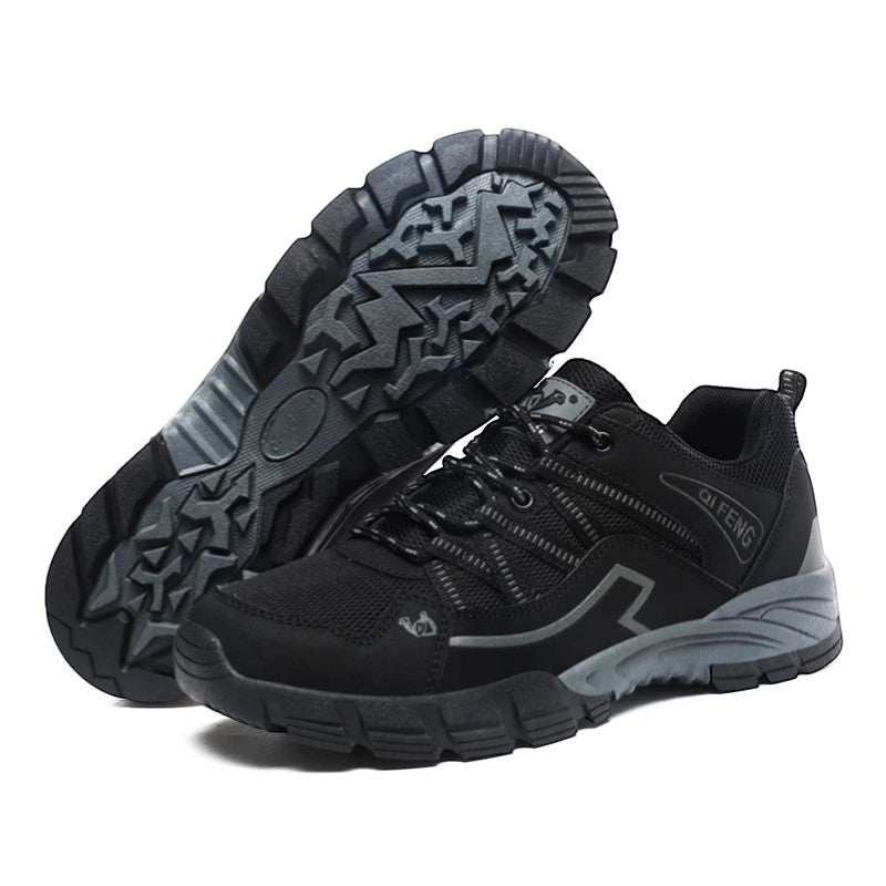 Chaussures de randonnée femme noires polyvalentes avec semelle robuste et bonne adhérence.
