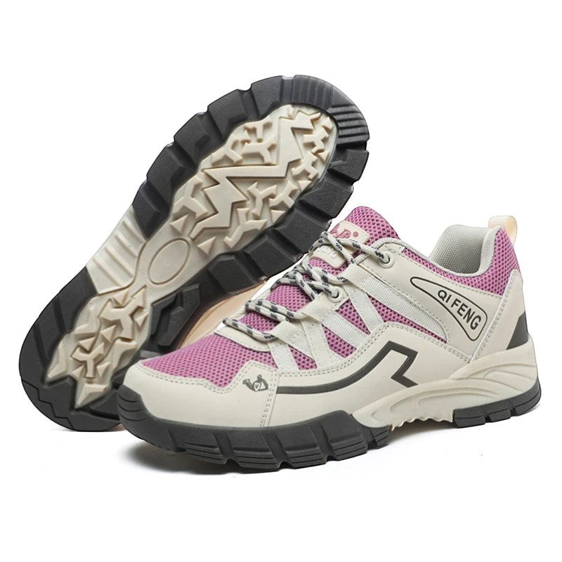Chaussures de randonnée femme rose et beige résistantes avec semelle antidérapante.