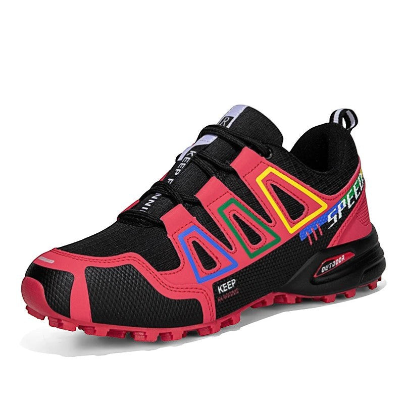 Chaussures de randonnée femme rouge et noir adaptées au trail avec bonne stabilité.