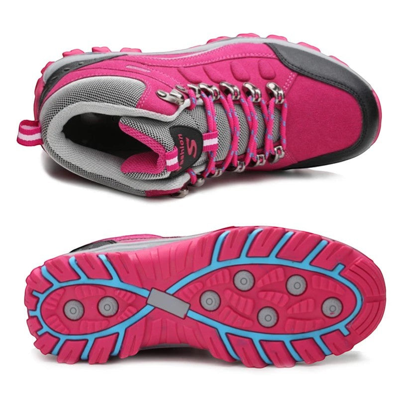 Chaussures de randonnée hiver femme avec semelle épaisse assurant une bonne traction et stabilité.