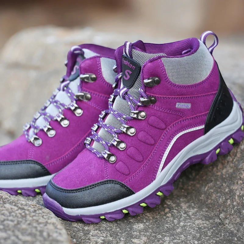 Chaussures de randonnée hiver femme violet utilisées en extérieur avec confort et maintien optimal.
