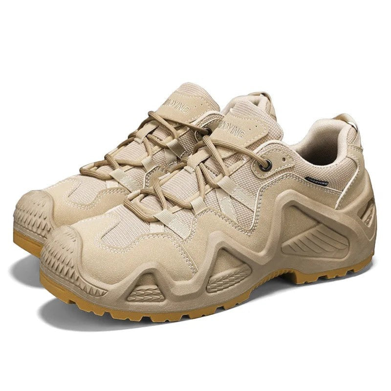 Paire de chaussures de randonnée basses pour homme en beige sur fond neutre. Ce modèle robuste est équipé d’une semelle crantée offrant une bonne accroche et une stabilité optimale.