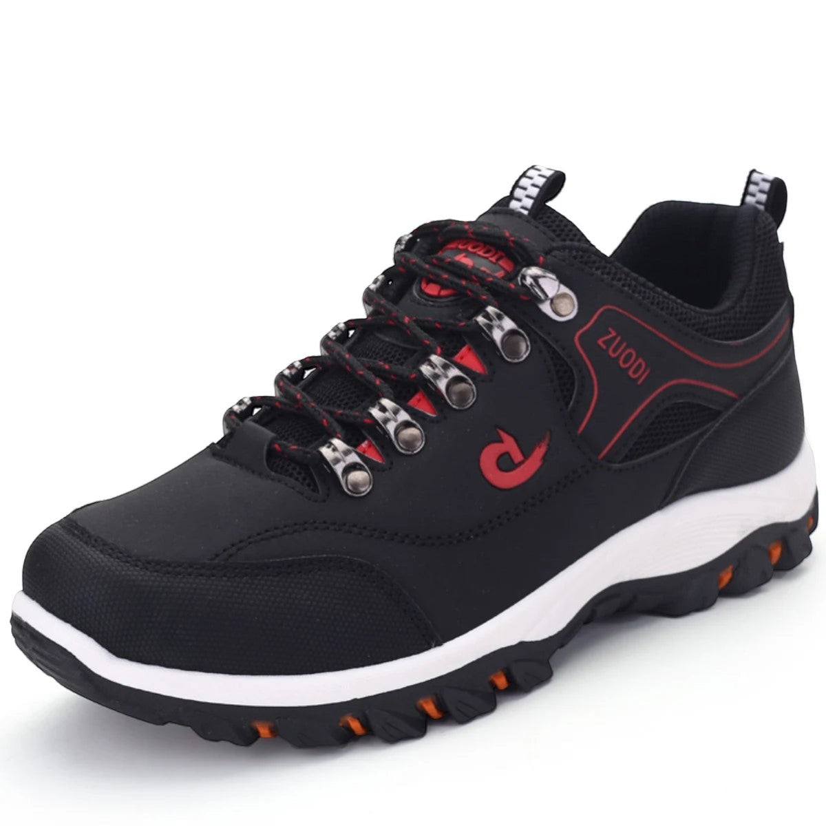 Chaussures de randonnée basses pour homme en noir avec détails rouges sur fond neutre. Ce modèle robuste offre une semelle crantée assurant une bonne adhérence et un bon maintien.