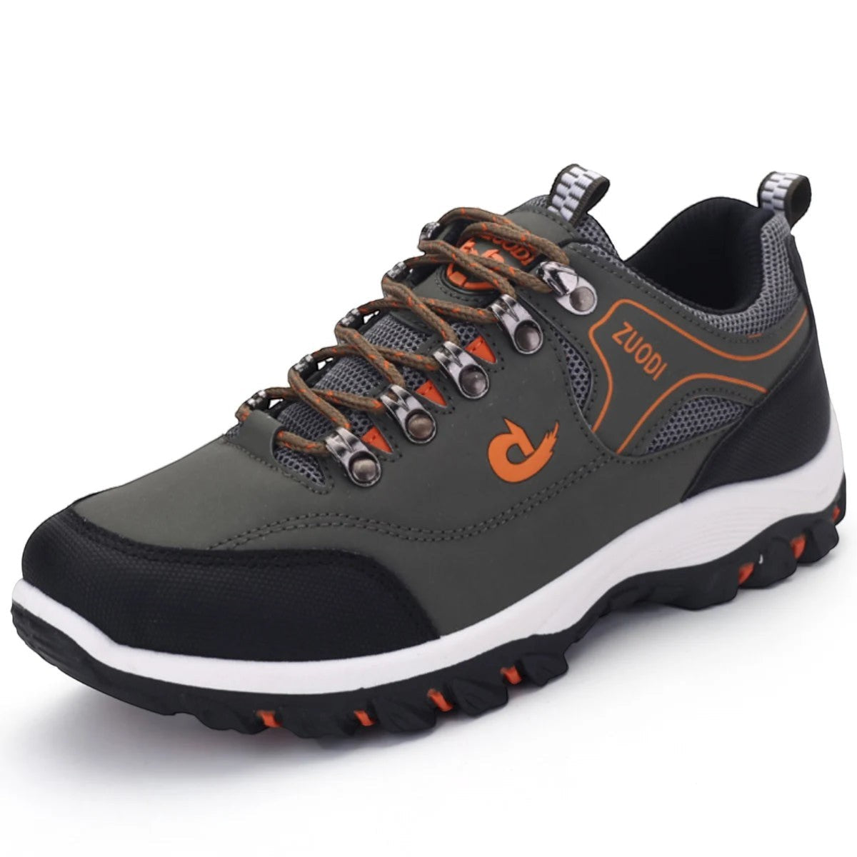 Chaussures de randonnée basses pour homme en vert sur fond neutre. Ce modèle dispose d’une semelle crantée offrant une bonne accroche et une stabilité optimale.