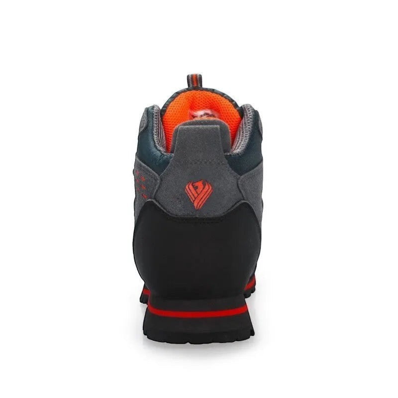 Vue arrière de chaussures de randonnée montantes pour homme mettant en avant le maintien de la cheville et la structure renforcée du talon. Ce modèle est conçu pour offrir stabilité et confort sur terrain difficile.