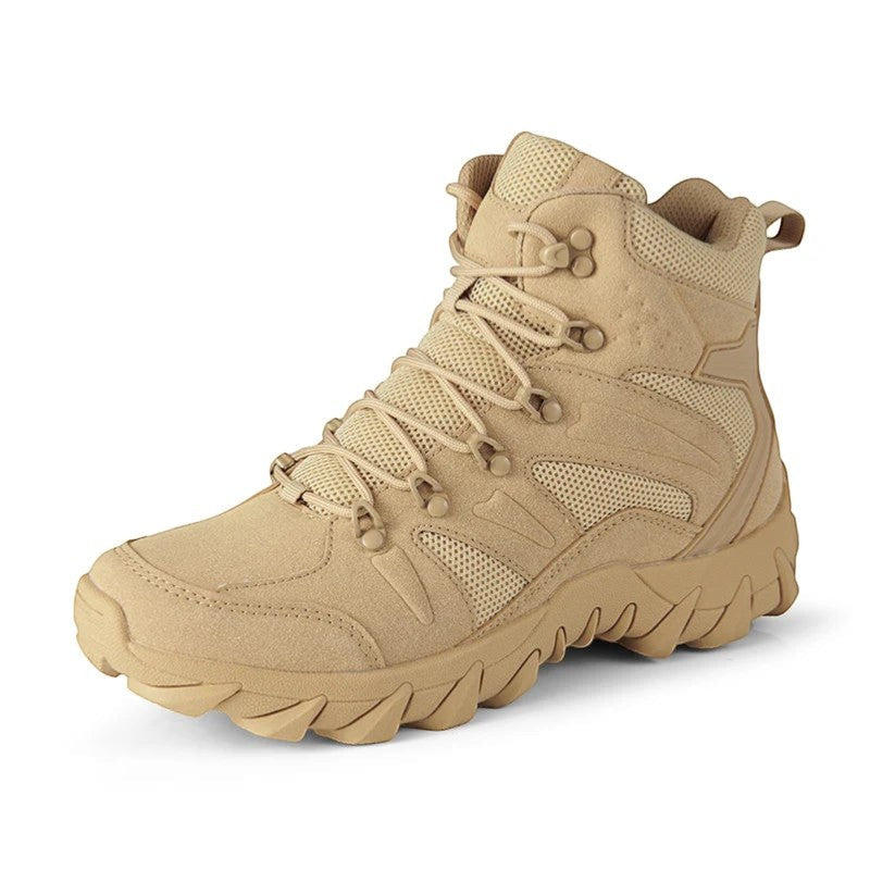 Chaussures de randonnée montantes pour homme en beige avec lacets renforcés sur fond neutre. Ce modèle est conçu pour offrir un bon maintien de la cheville et une stabilité optimale.