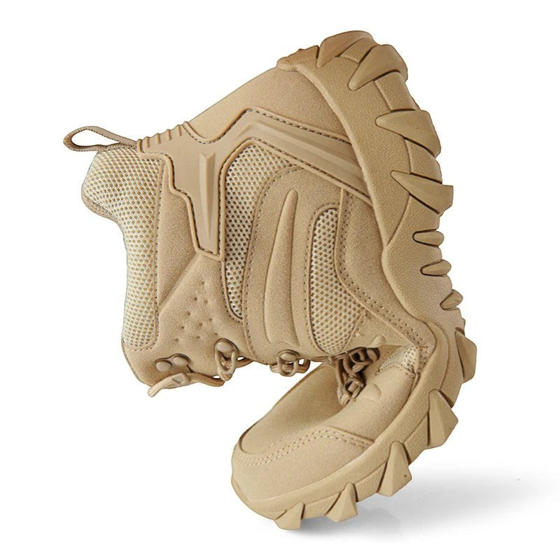 Paire de chaussures de randonnée montantes pour homme en beige sur fond neutre. Ce modèle offre une semelle crantée et une structure robuste adaptée aux terrains difficiles.