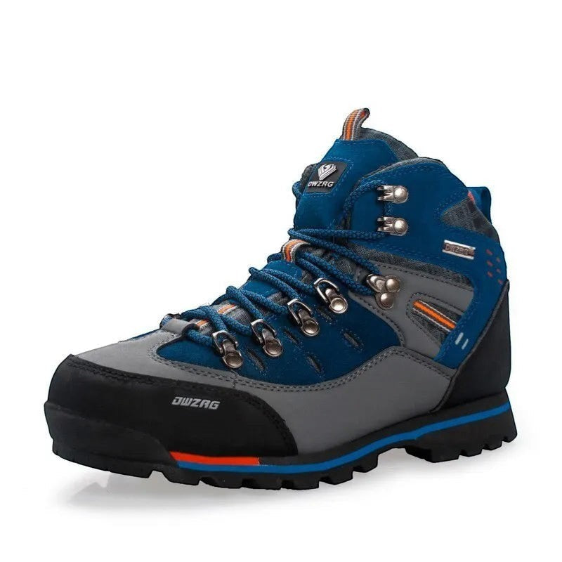 Chaussures de randonnée montantes pour homme en bleu et gris sur fond neutre. Ce modèle robuste dispose d’une semelle crantée offrant une bonne accroche et un maintien optimal pour la marche en extérieur.