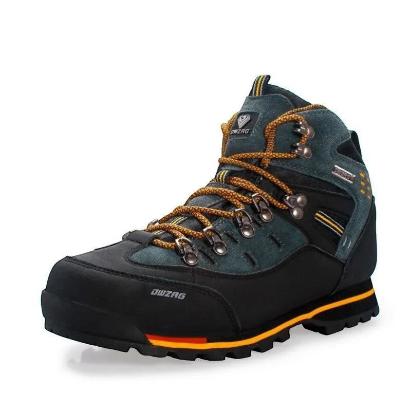 Chaussures de randonnée montantes pour homme en noir avec détails jaunes et lacets renforcés sur fond neutre. Ce modèle est conçu pour offrir une bonne stabilité et une accroche efficace sur différents terrains.