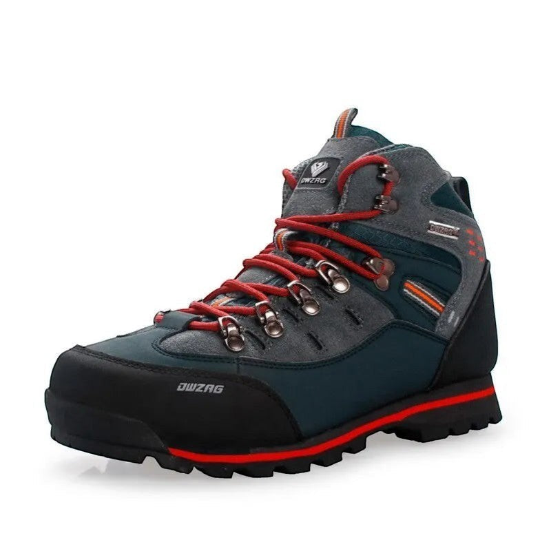 Chaussures de randonnée montantes pour homme en noir avec détails rouges sur fond neutre. Ce modèle offre une semelle crantée pour une bonne accroche et un maintien renforcé sur terrain accidenté.