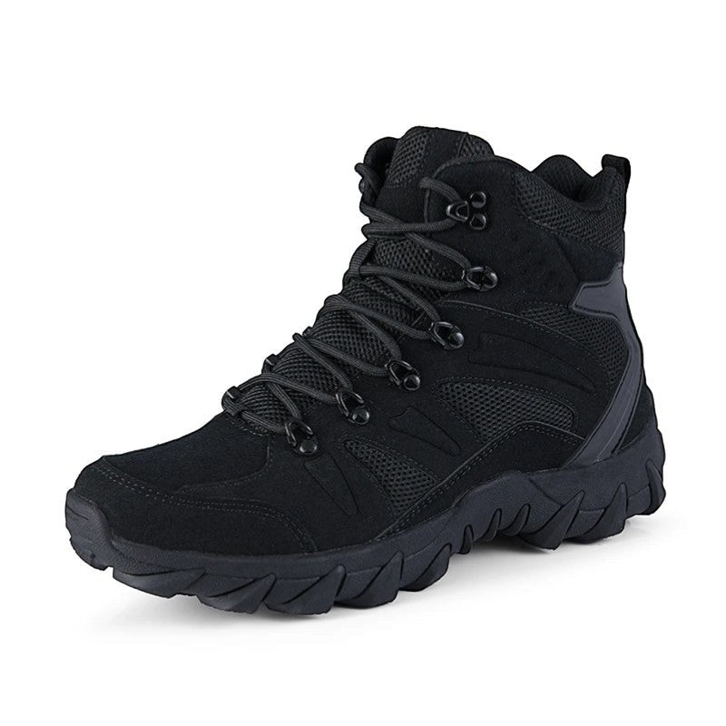 Chaussures de randonnée montantes pour homme en noir sur fond neutre. Ce modèle robuste est doté d’une semelle crantée assurant une bonne accroche et un maintien efficace sur terrain accidenté.