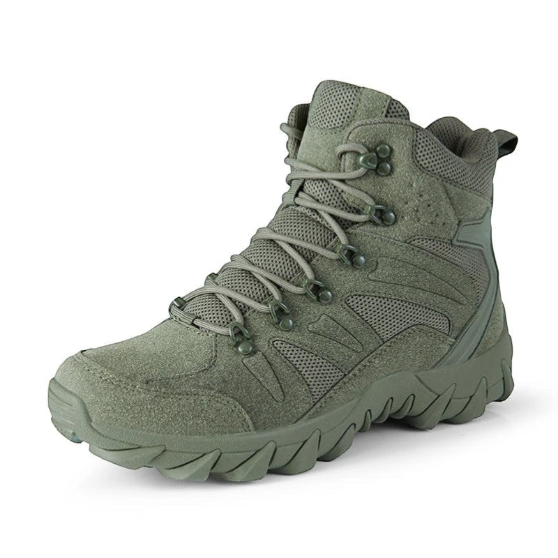 Chaussures de randonnée montantes pour homme en vert militaire sur fond neutre. Ce modèle offre une semelle crantée pour une bonne adhérence et un maintien optimal lors de la marche en extérieur.