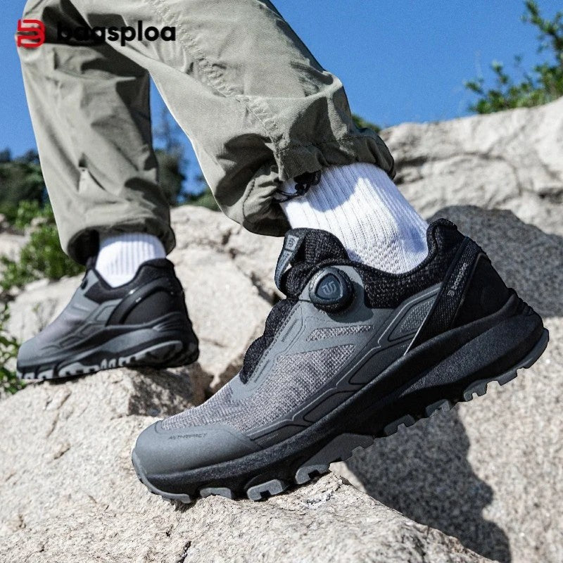 Chaussures de randonnée pour homme portées sur rocher avec système de serrage rapide à molette. Ce modèle assure maintien et stabilité sur terrain accidenté.