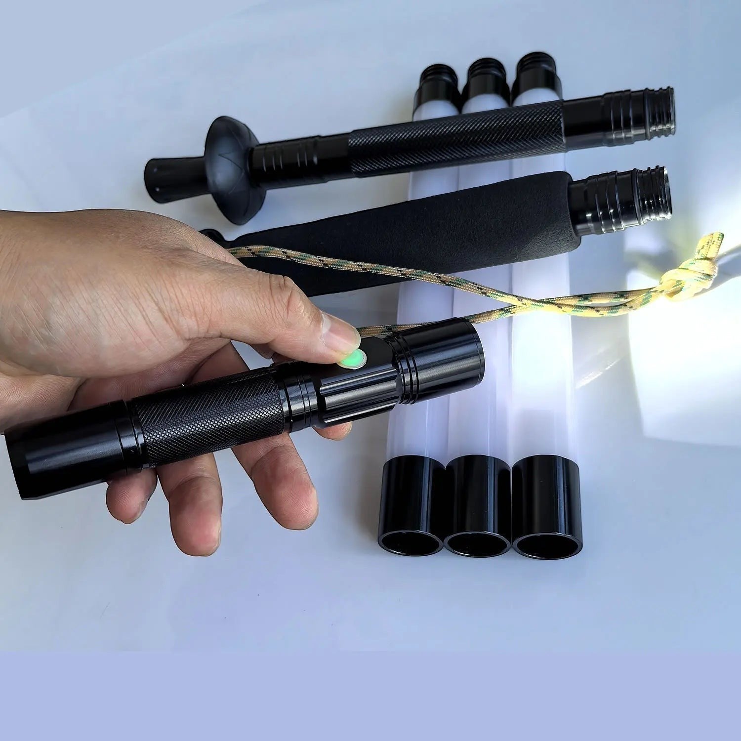Main allumant un bâton lumineux Passion Randonnée avec sections LED démontables, idéal pour préparer une randonnée nocturne.