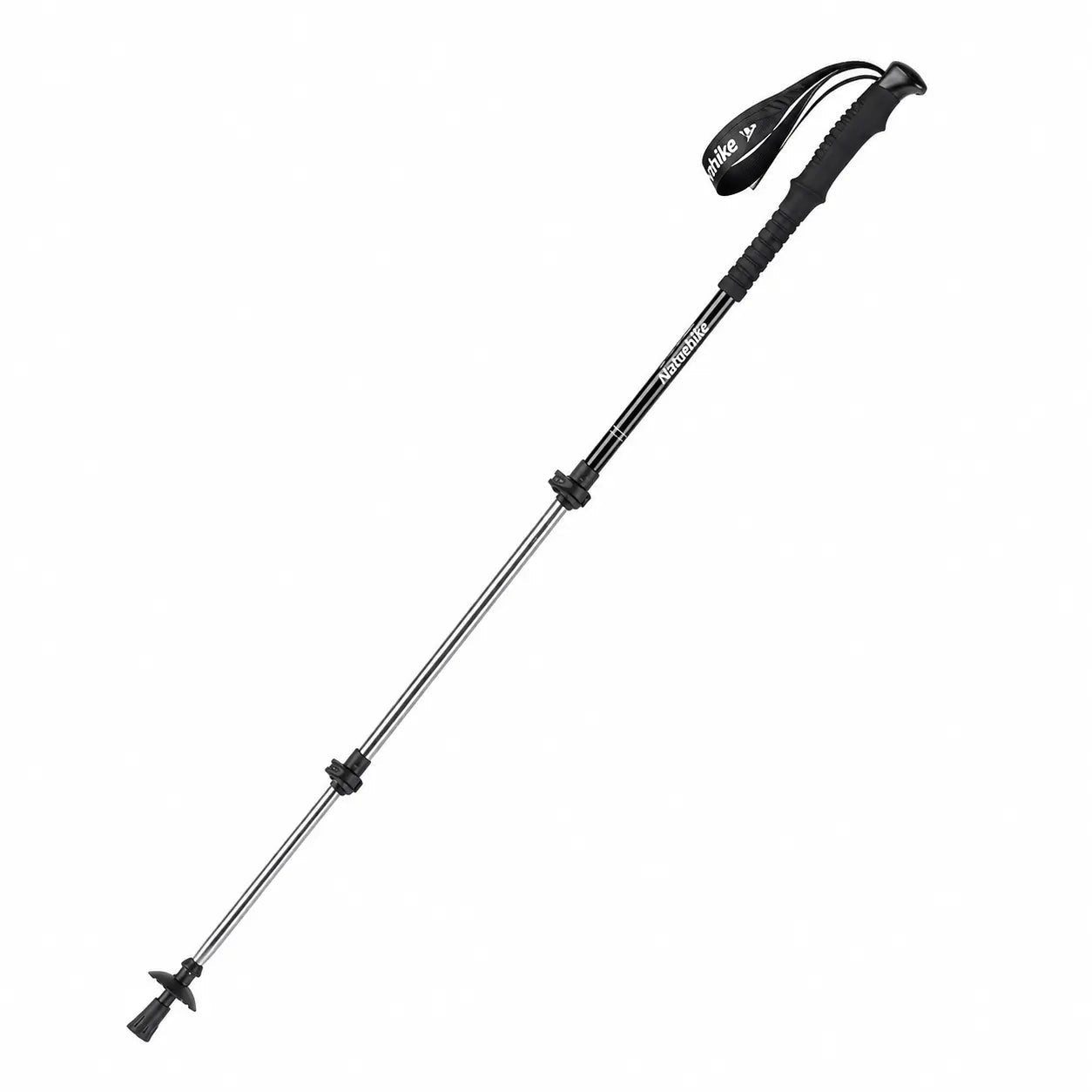 Bâton de trekking noir Passion Randonnée, vu seul sur fond clair, avec canne réglable, poignée confortable et embout pour terrain outdoor.