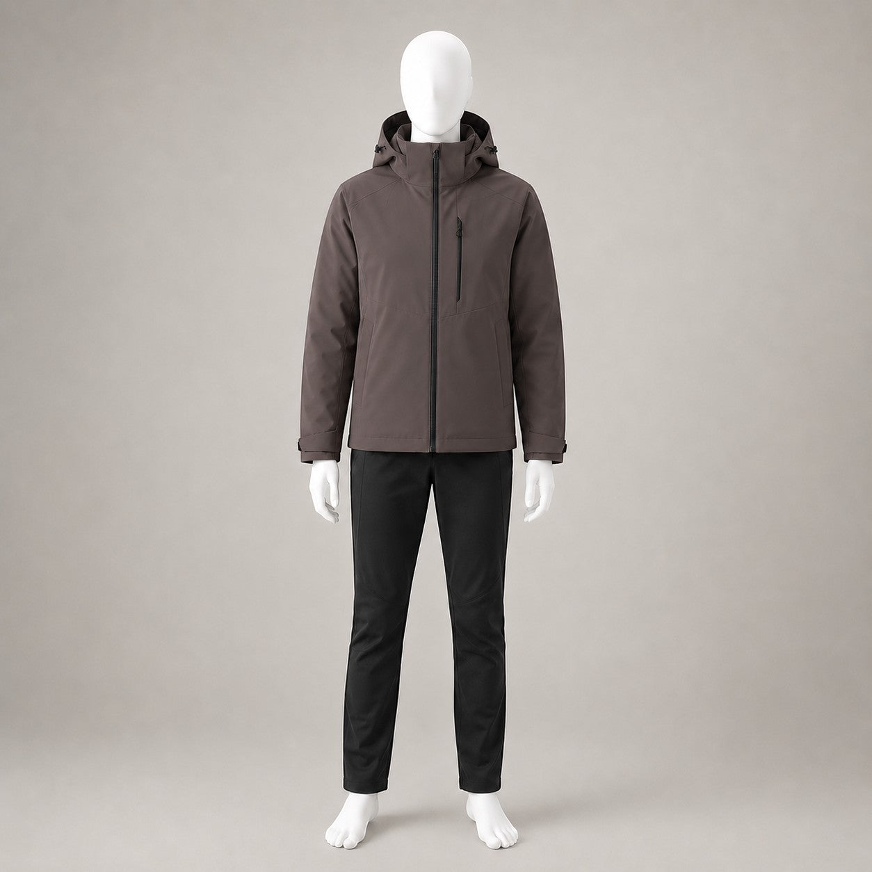 Ensemble femme gris taupe Passion Randonnée avec veste zippée à capuche et pantalon noir, adapté à la marche et aux activités outdoor.