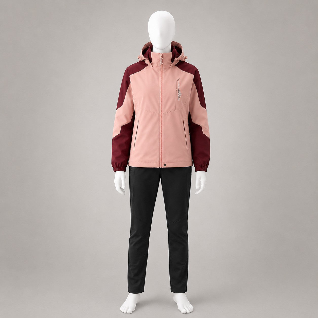 Ensemble de randonnée femme Passion Randonnée avec veste rose et bordeaux, pantalon noir et coupe confortable pour la marche en extérieur.