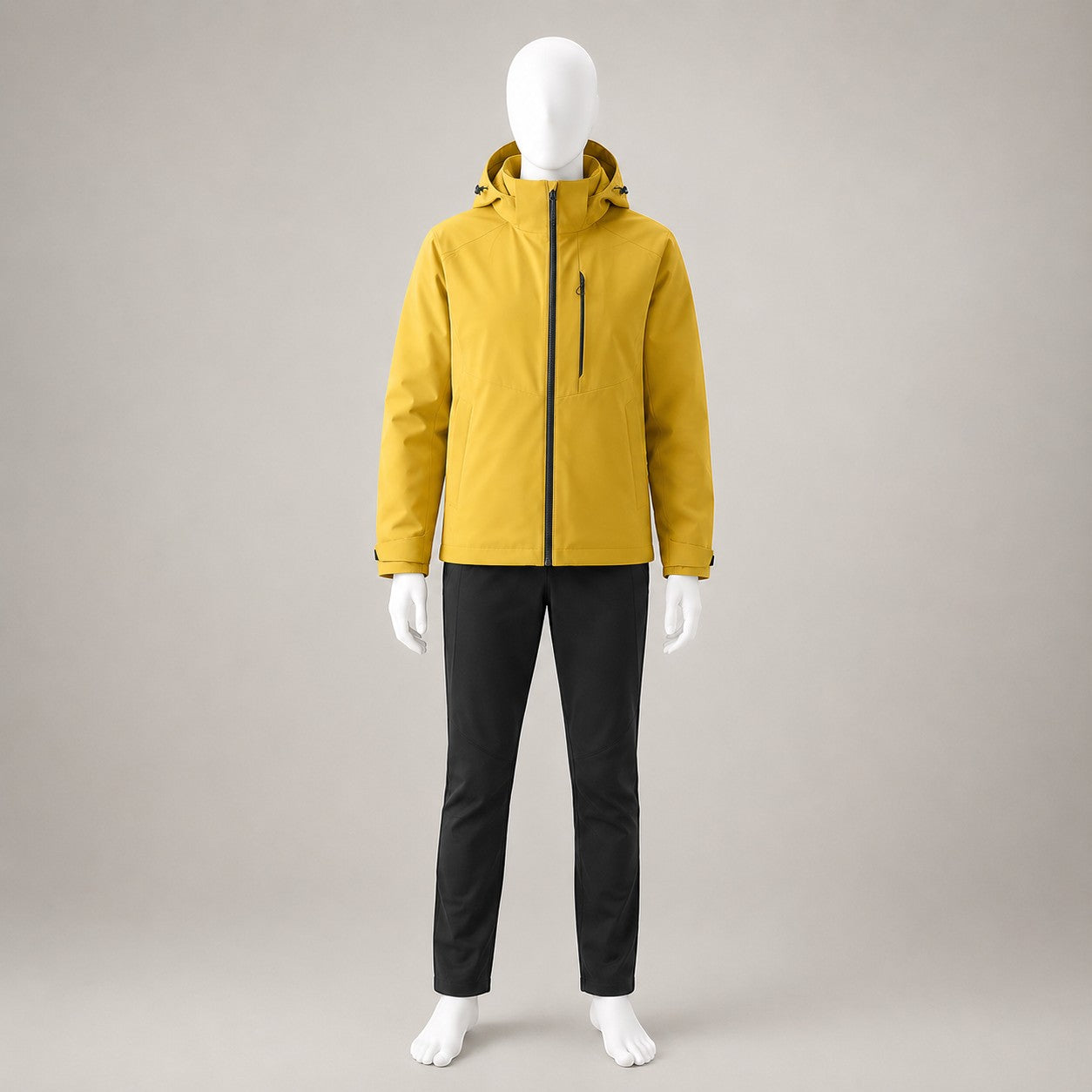 Ensemble de randonnée femme Passion Randonnée avec veste jaune à capuche et pantalon noir, présenté sur mannequin pour les sorties en plein air.