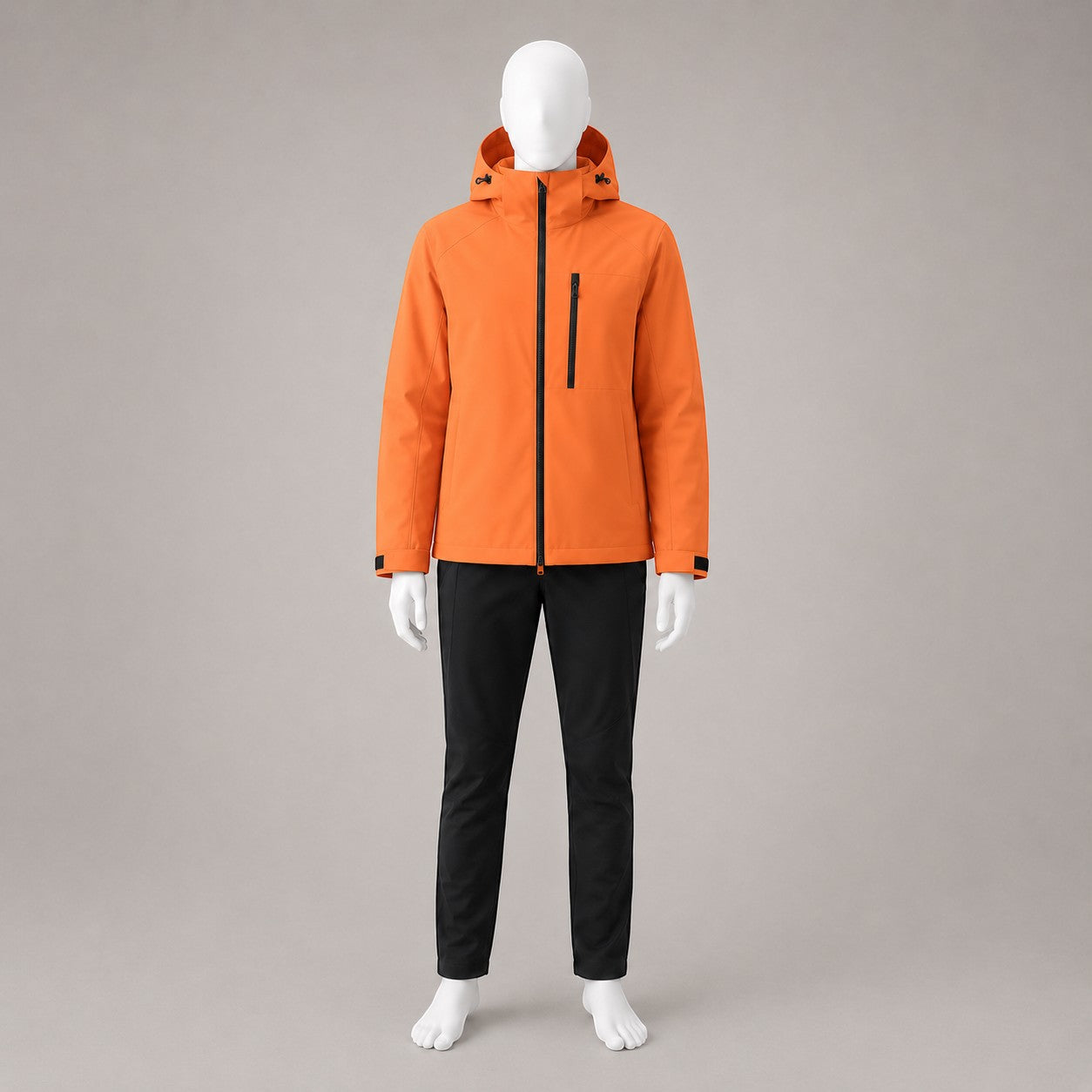 Ensemble de randonnée femme Passion Randonnée avec veste orange à capuche et pantalon noir, présenté sur mannequin pour les sorties en extérieur.