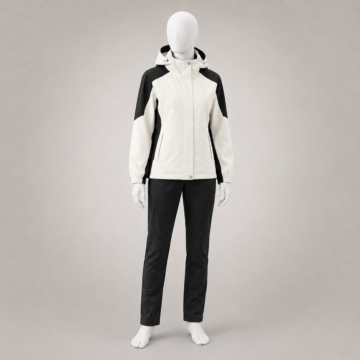 Ensemble de randonnée femme blanc et noir Passion Randonnée avec veste coupe-vent à capuche et pantalon noir, idéal pour les sorties outdoor.