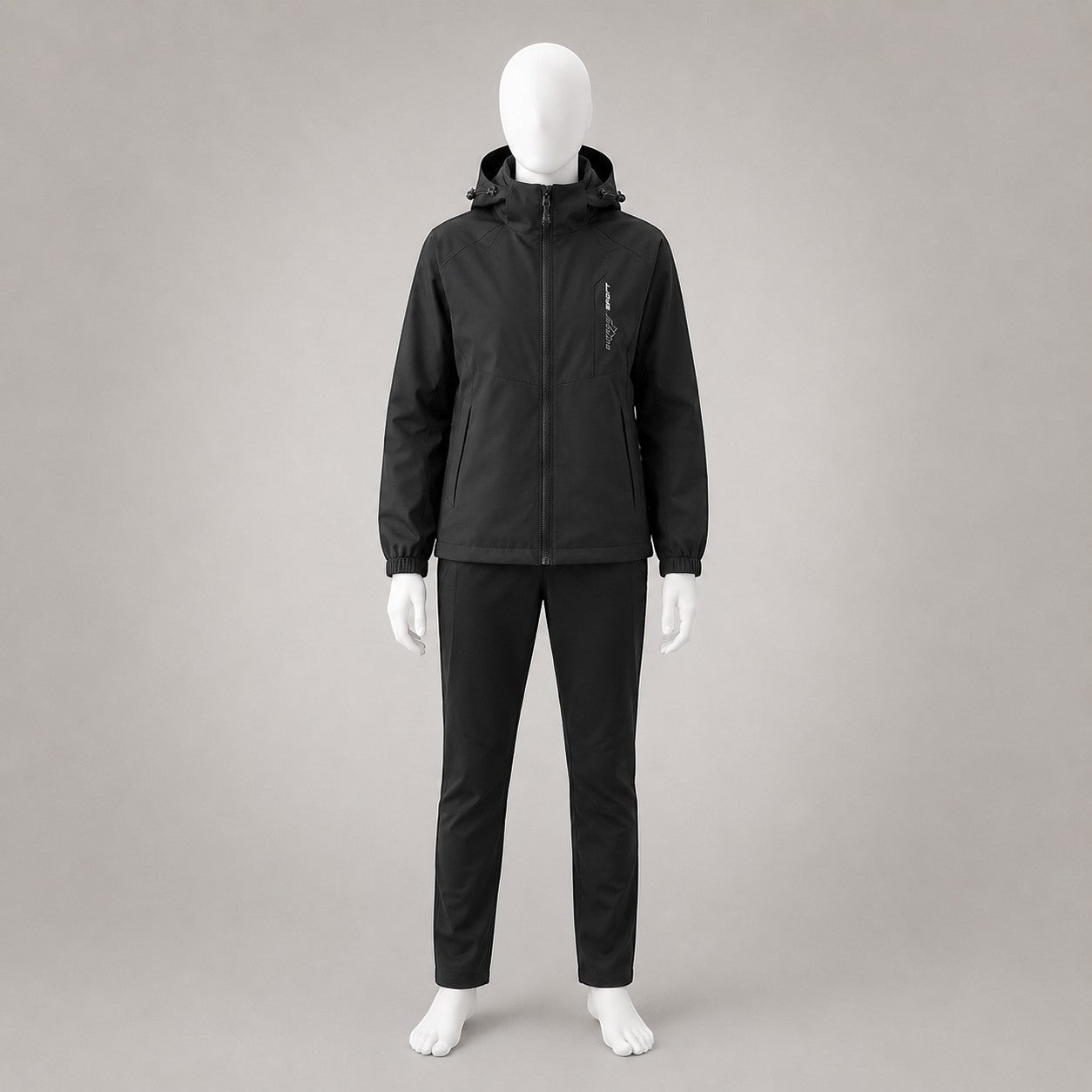 Ensemble de randonnée femme noir Passion Randonnée avec veste à capuche et pantalon assorti, présenté sur mannequin pour les sorties outdoor.
