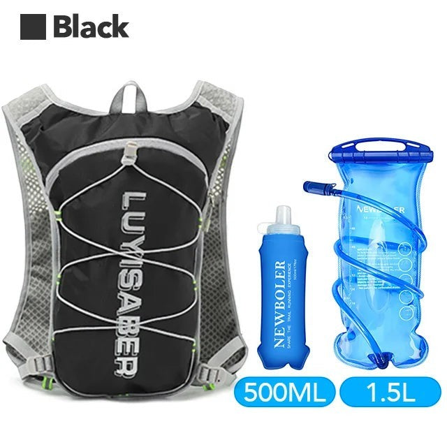 Gilet de course à pied léger Passion Randonnée noir, doté d'empiècements en maille et de bretelles réglables, livré avec une bouteille de 500 ml et une poche à eau de 1,5 l.