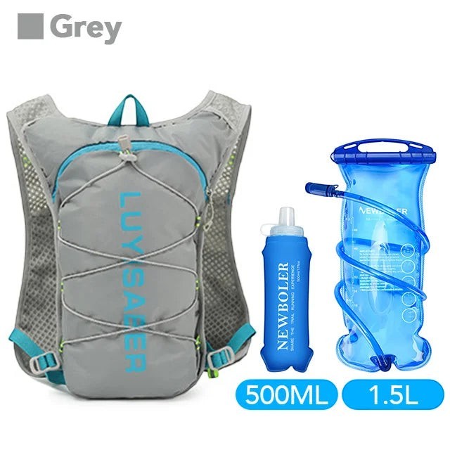 Gilet de course à pied léger en nylon gris Passion Randonnée avec des touches de bleu, comprenant une bouteille de 500 ml et une poche à eau de 1,5 l.