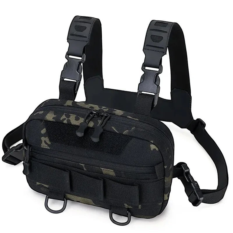 Harnais tactique compact Passion Randonnée avec sangles MOLLE et motif camouflage noir.
