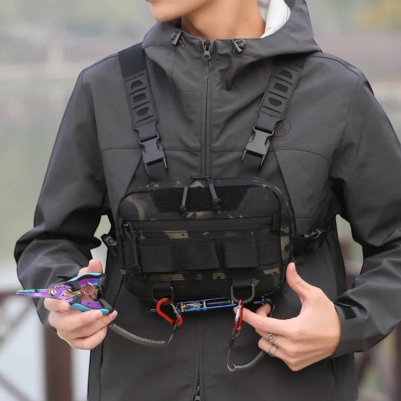 Harnais tactique compact Passion Randonnée avec sangles MOLLE et motif camouflage. Idéal pour les activités de plein air.