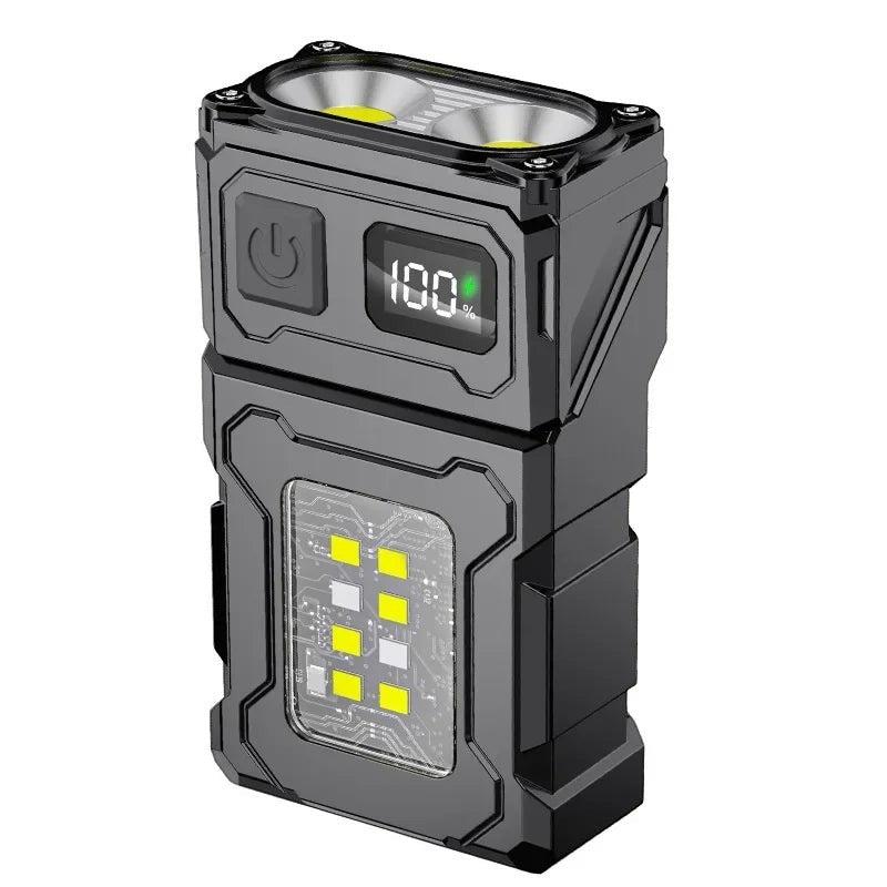 Lampe tactique rechargeable Passion Randonnée présentée sur fond clair, avec affichage de batterie, éclairage frontal et LED latérales.
