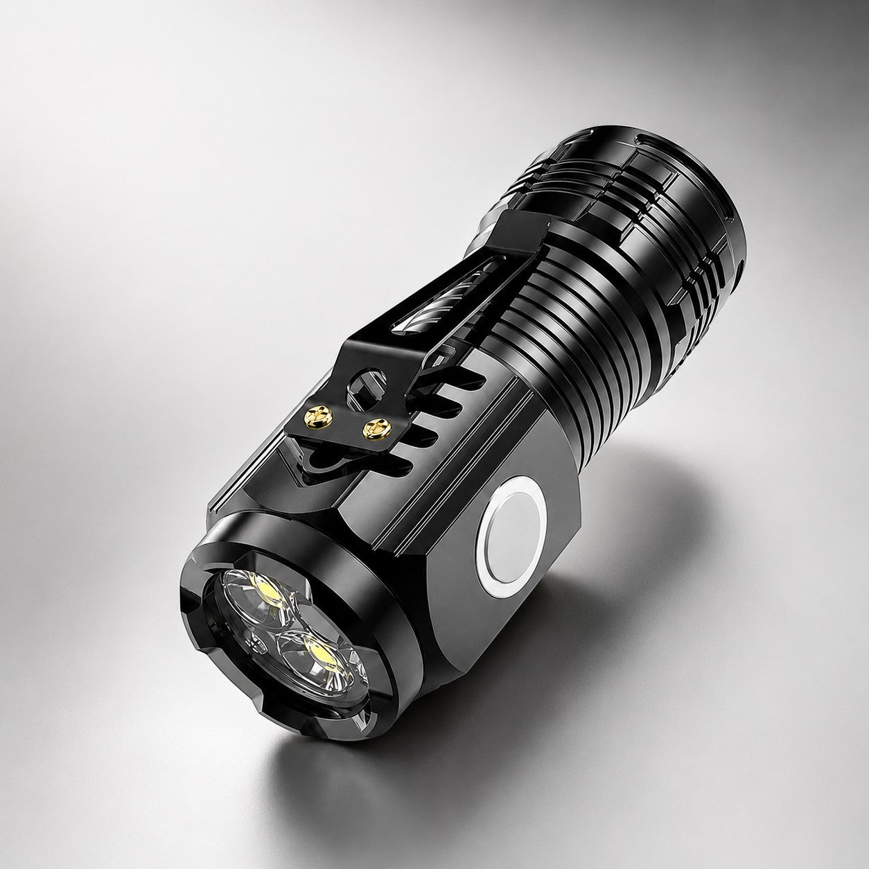 Lampe torche LED compacte Passion Randonnée présentée sur fond clair, avec clip de fixation, bouton latéral et format pratique pour la randonnée.