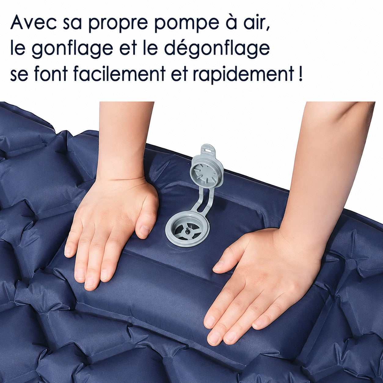 Matelas gonflable Passion Randonnée avec pompe à air intégrée, permettant un gonflage et un dégonflage rapides et faciles.