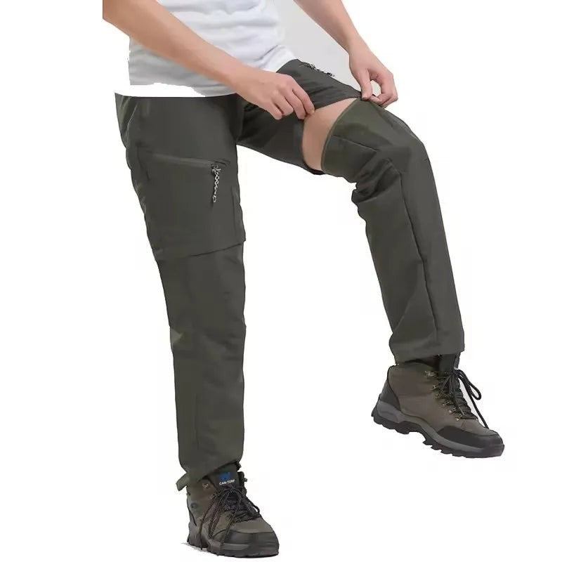 Pantalon 2 en 1 kaki Passion Randonnée porté en version longue, avec zip au niveau des jambes pour une transformation rapide en short.