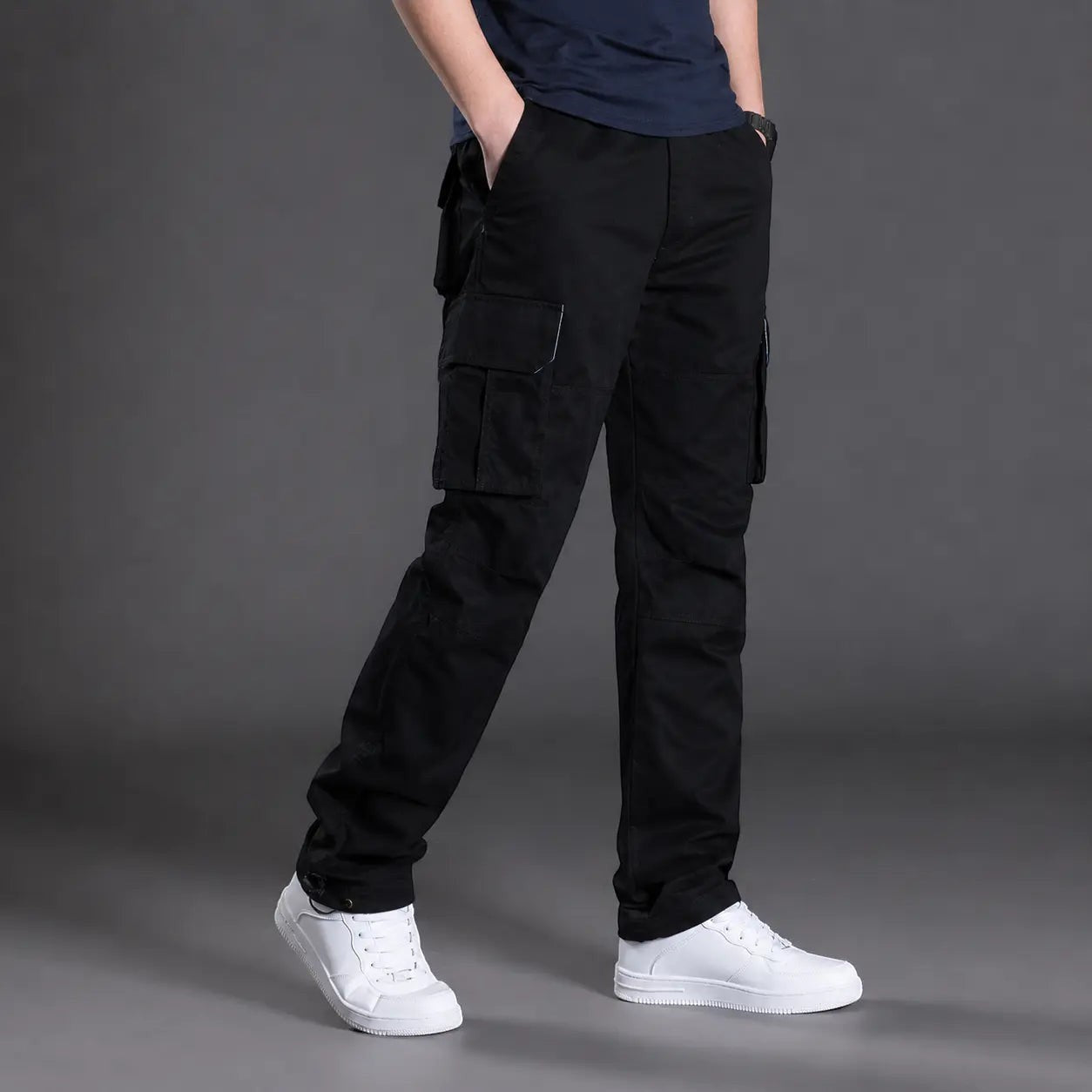 Pantalon cargo noir pour homme Passion Randonnée, au style sobre et pratique, adapté à la marche et aux activités de plein air.