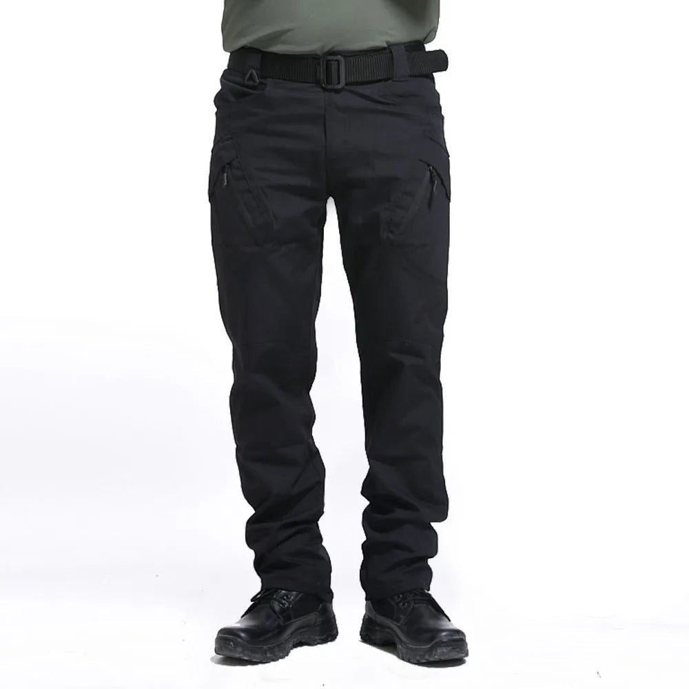 Pantalon de randonnée « Passion Randonnée » en polyester noir pour homme, de coupe droite, doté de nombreuses poches.