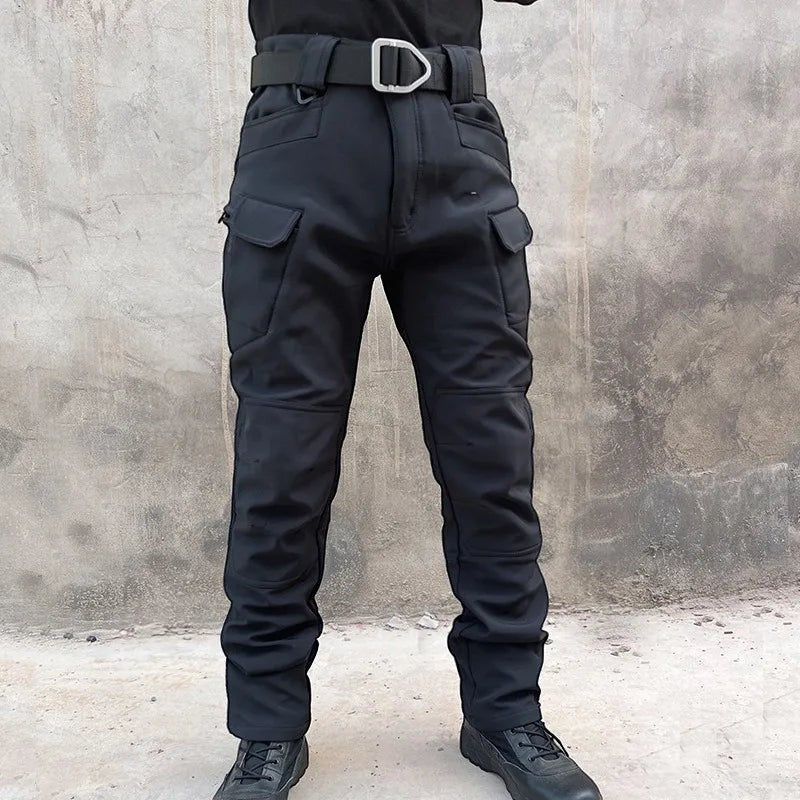 Pantalon de randonnée tactique noir pour homme « Passion Randonnée » avec ceinture à anneaux en D, multiples poches et genoux renforcés.
