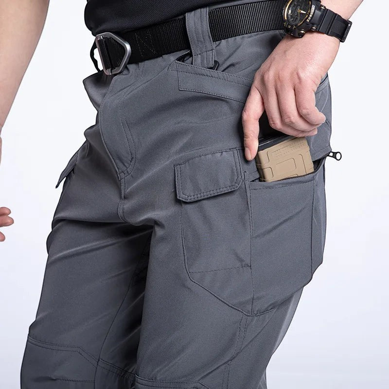 Pantalon de randonnée tactique gris pour homme « Passion Randonnée », avec de nombreuses poches et fermeture à glissière.