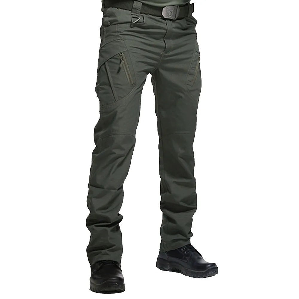 Pantalon de randonnée pour homme Passion Randonnée en polyester vert foncé, de style cargo, doté de nombreuses poches zippées et d'une coupe droite.